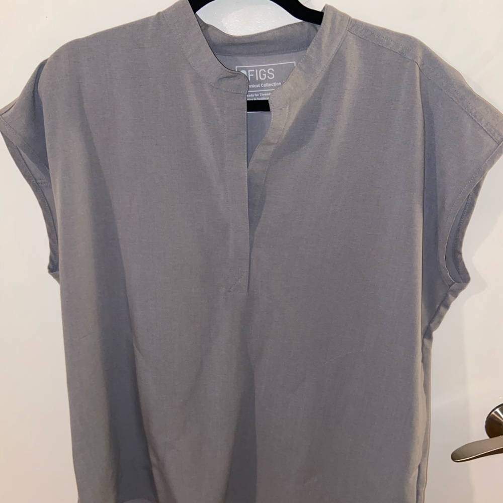 LIKE NEW!! FIGS Rafaela scrub top in *LIMITED EDITION DARK SPACE GREY*